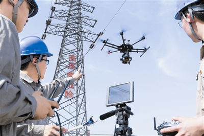 迎接夏季用电高峰 无人机巡检忙