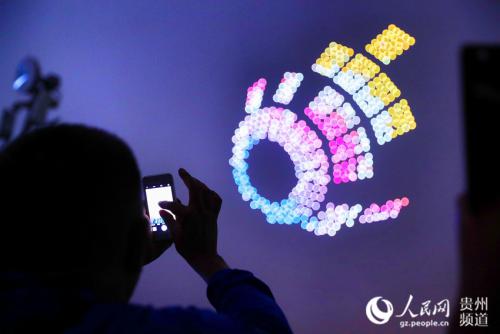 526架无人机编队飞行 点亮数博会“数谷之夜”