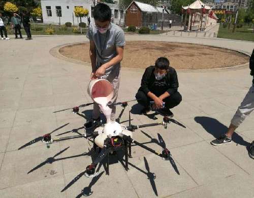 园林绿化养护出新招无人机喷洒药物防虫害