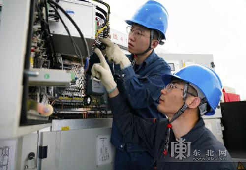 无人机+智能机器人齐上阵 哈尔滨地区电网春检比去年缩减28天