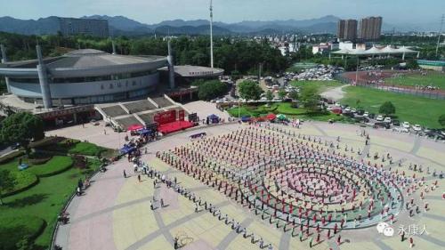 无人机航拍！今天早上近千人聚集在体育馆只为这一件事！