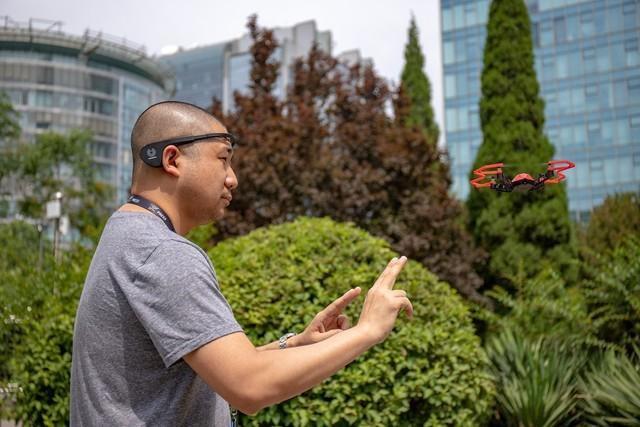 这是黑科技！用意念操控无人机是什么体验