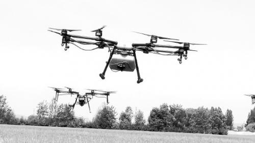 崆峒区：厉害！农民用无人机喷洒农药