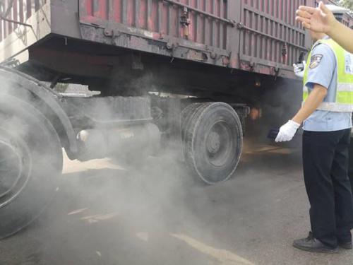 无人机与照相机齐上阵 河津交警严查“冒黑烟车、渣土车”