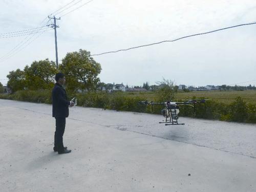 桑宏家庭农场：“空降”无人机 助力新型农业发展