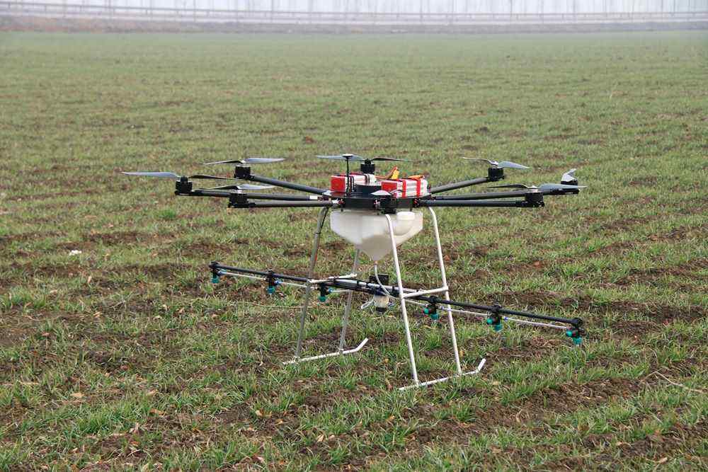 农田无人机“飞手”月入十万？这位陕西小伙说没那么好干