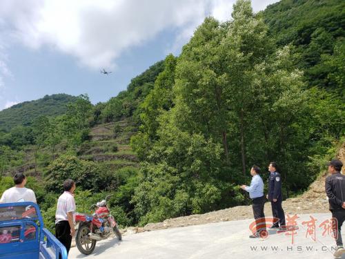 两头耕牛在山林走失 安康民警用无人机搜索帮农户找回