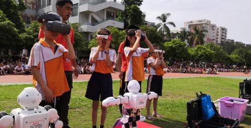 无人机编队飞行、穿越表演特技、机器人跳舞，长安科技进步月活动进校园