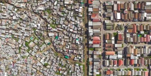 2.5万人共用10个公厕？他用无人机航拍揭露贫富差