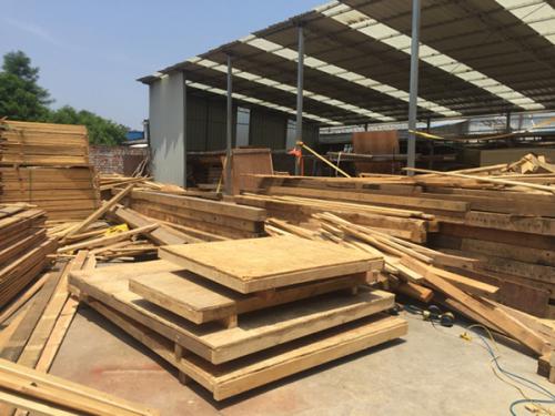 上海一木材加工厂粉尘乱飞，被环境执法人员用无人机拍下 