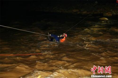 湖北十堰：三人遭洪水围困 无人机辅助救援