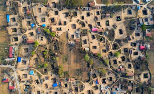 无人机在黄河边发现1个古村落，方形大坑星罗棋布，看看啥情况