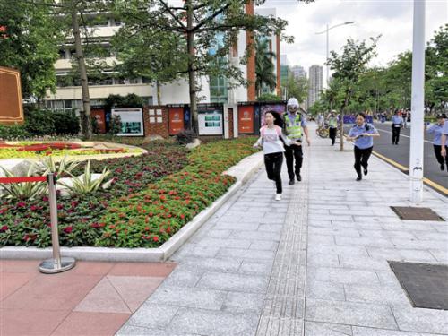 首创用无人机送证 首次启用盲文试卷