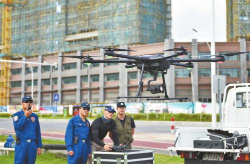 校长牵着考生走进考场 无人机演练投递“准考证”