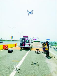 武汉高速民警使用无人机巡逻喊话 劝离违停车18辆