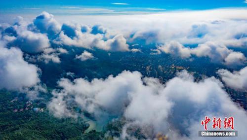 航拍江西仰天岗暴雨过后云雾飘渺