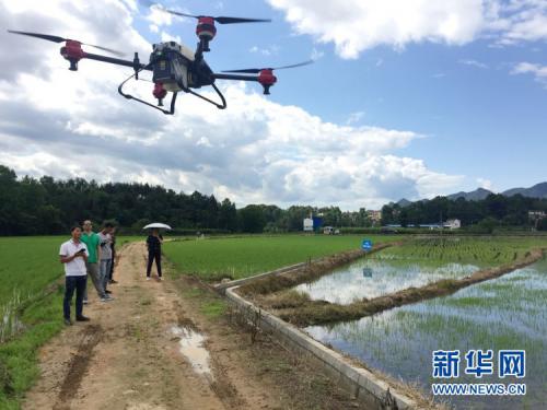 植保无人机飞到田间地头 杨凌硬科技为“智慧农业”插上“翅膀”