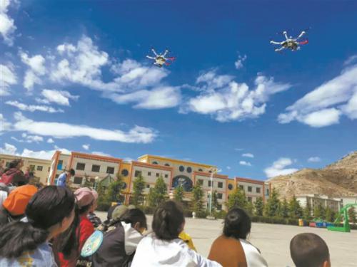 “无人机科普教学”走进儿童福利院