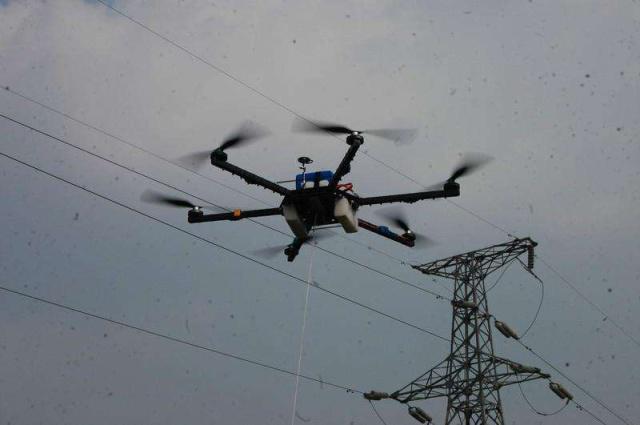 暴雨袭击致电力中断 无人机牵线助力快速抢通