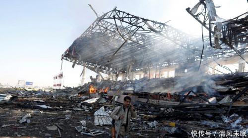 导弹无人机同时来袭，美盟友阅兵沦为修罗场，大批士兵四散而逃