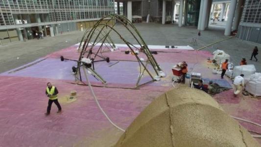 西班牙建筑公司展示无人机喷浆技术，建造临时结构更快更灵活