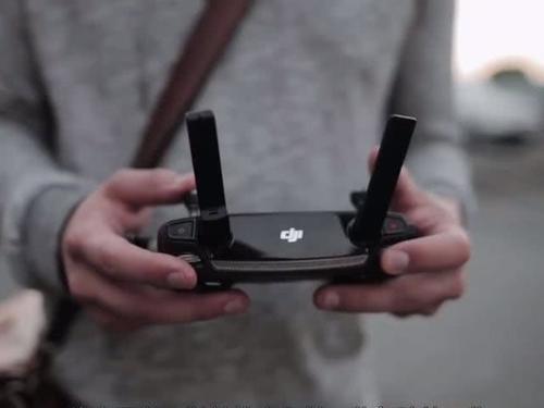 老外发明可变形无人机，能飞能跑，主要是玩起来高大上