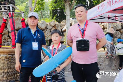 八岁娃娃爱飞无人机 祖孙三代在航模大会同台竞技一较高下