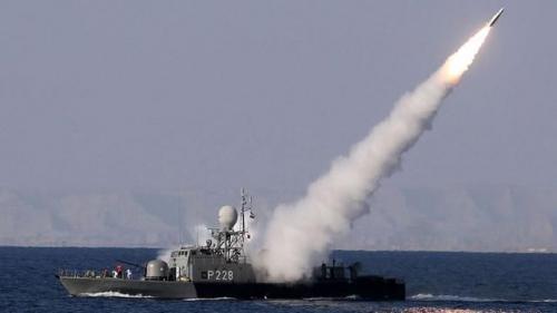 美无人机飞越伊朗战舰，突遭导弹高速拦截，刚撤离油轮就遭袭击