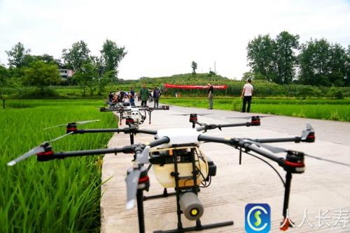 双龙红岩村上空出现众多无人机，啥情况？