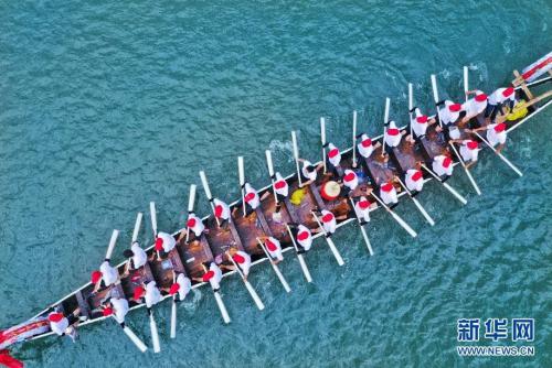 航拍：飞桨逐浪桃花潭 龙舟竞渡迎端午