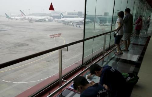 樟宜机场现无人机干扰大批航班延误 一条跑道关闭