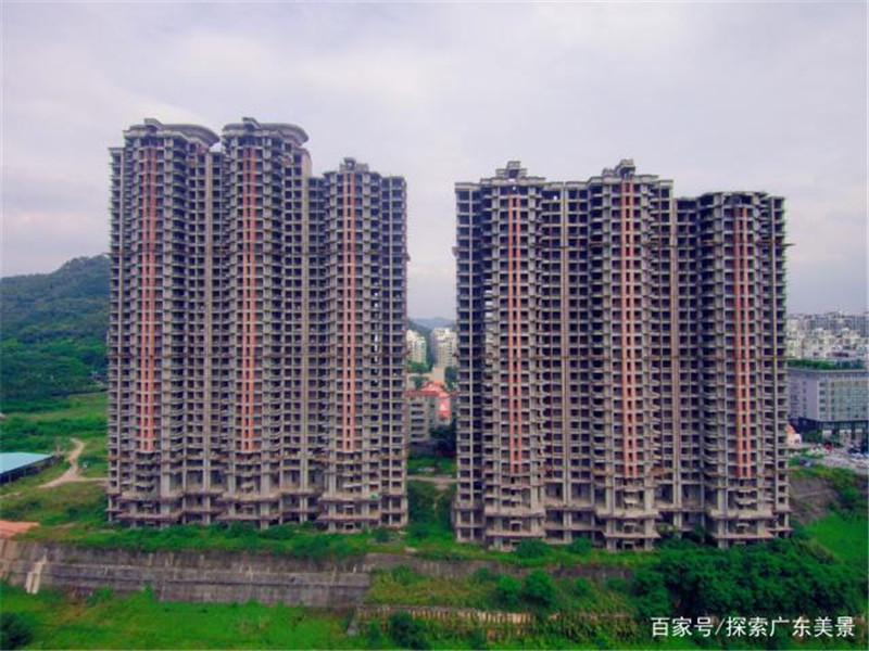 耸立在东莞市区一座烂尾楼，用无人机拍了几张图片，很宏伟