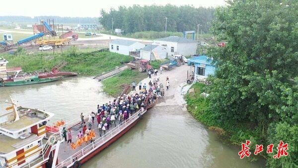 高空喊话、协助船舶避让，武汉海事无人机首次助力“农忙渡”