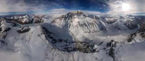克服海拔！摄影师用无人机航拍出首张珠峰全景照片