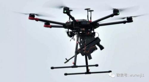 挂载79式冲锋枪的无人机 
