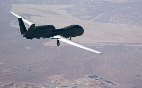 刚击落无人机，又亮出自家战机示威，一看型号，美媒直言勇气可嘉 