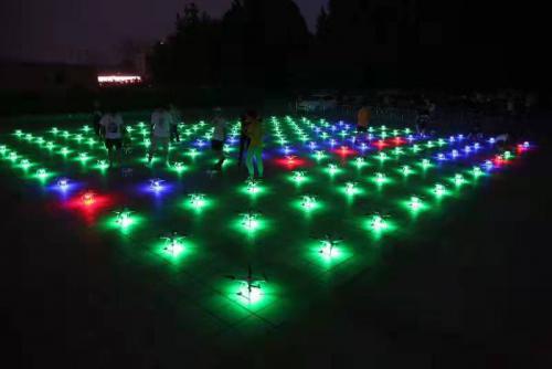 壮观!数百架无人机编队表演，动博会上点亮国际庄夜空