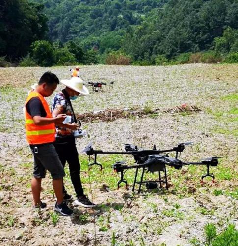 无人机喷施农药，来看看咋回事