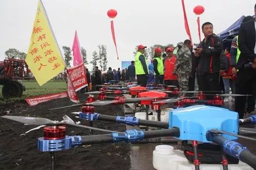 壮观！千架无人机上阵，金丰公社打响东北“飞防战” 