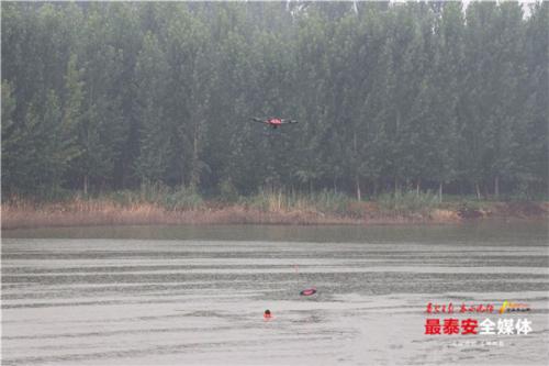 无人机抛物救援落水群众，东平湖防汛抢险应急演练圆满成功