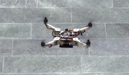 国外发明了种能变形的无人机，轻松跨过任何障碍，上演缩骨功