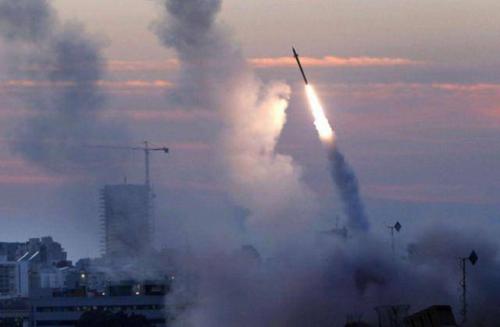 多国联手出击，一架满载炸弹无人机被击落，美国终于出了一口气