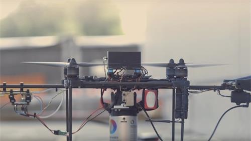 这个无人机群喷涂了一个巨大的涂鸦壁画