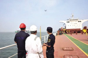 天津海关首次使用无人机开展水尺计重