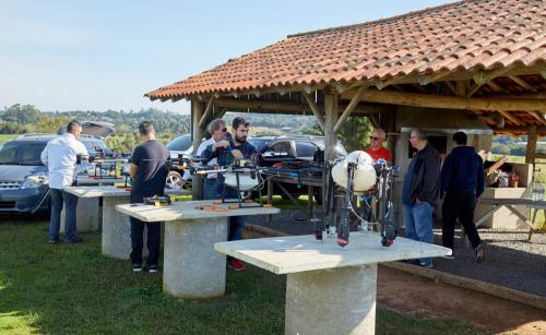 以色列与巴西联合开发模块化无人机蜂群精确喷洒农药技术