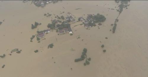 无人机航拍衡东洣水镇，河水倒灌数百人被困