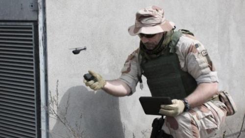 美军新型卫星无人机可从手上起飞 能为士兵开“天眼”