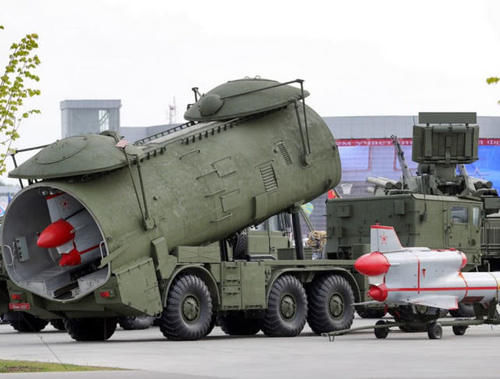 外表看上去像火箭，真正身份却是无人机，靠外表欺骗敌人！