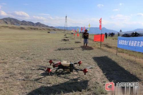 昌吉市首次使用无人机飞防治蝗 