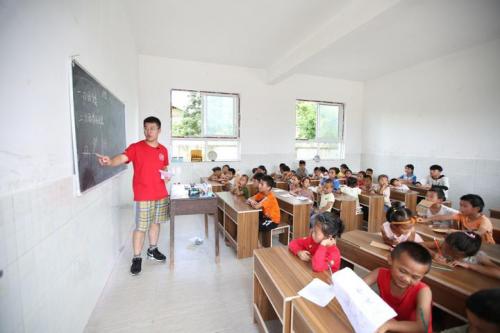 情暖扶贫路①丨点燃山里娃的梦想 无人机飞上大山天空